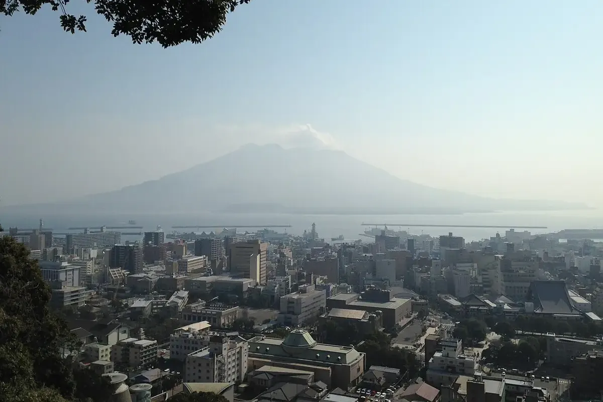 鹿児島市街の向こうに見える桜島