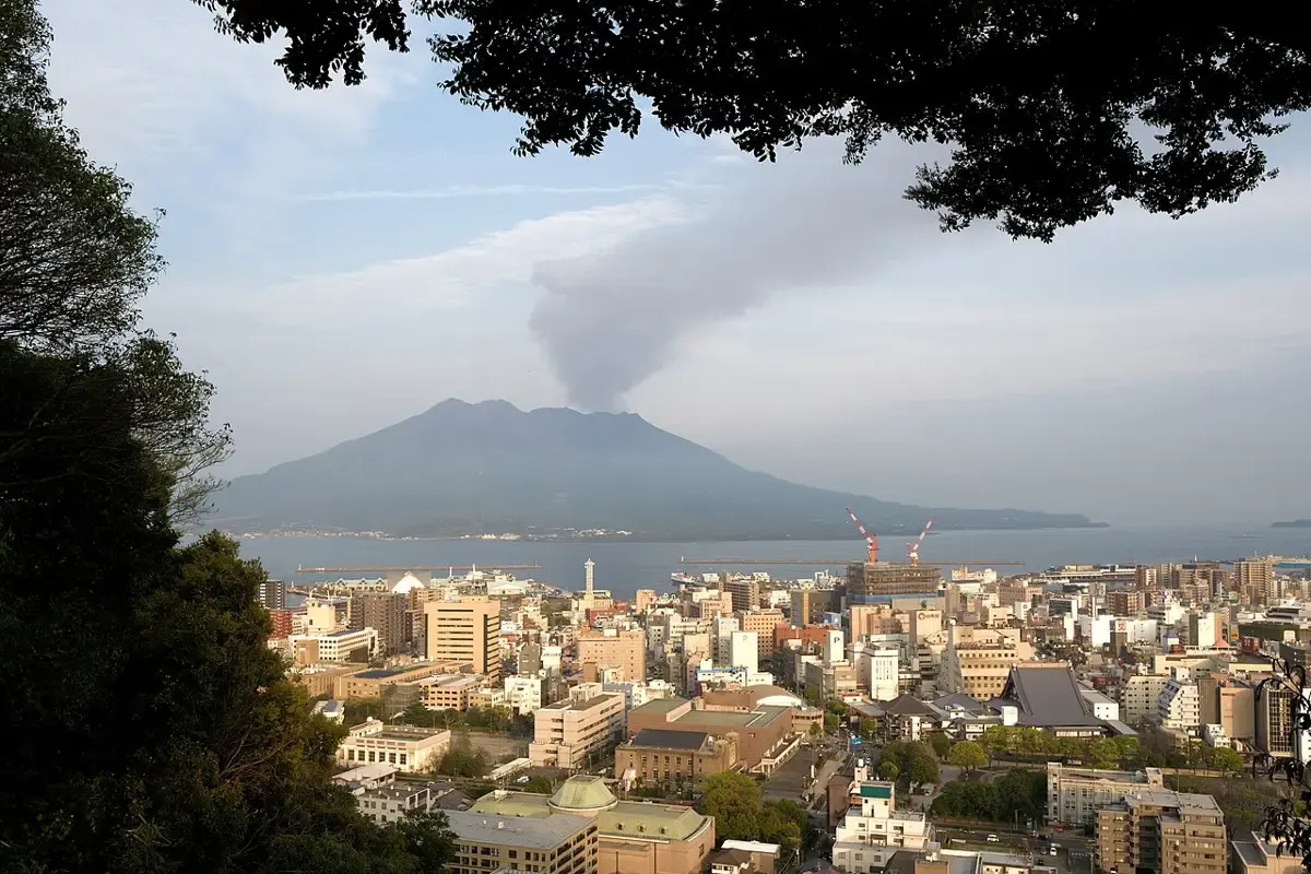 鹿児島市の街並みと桜島