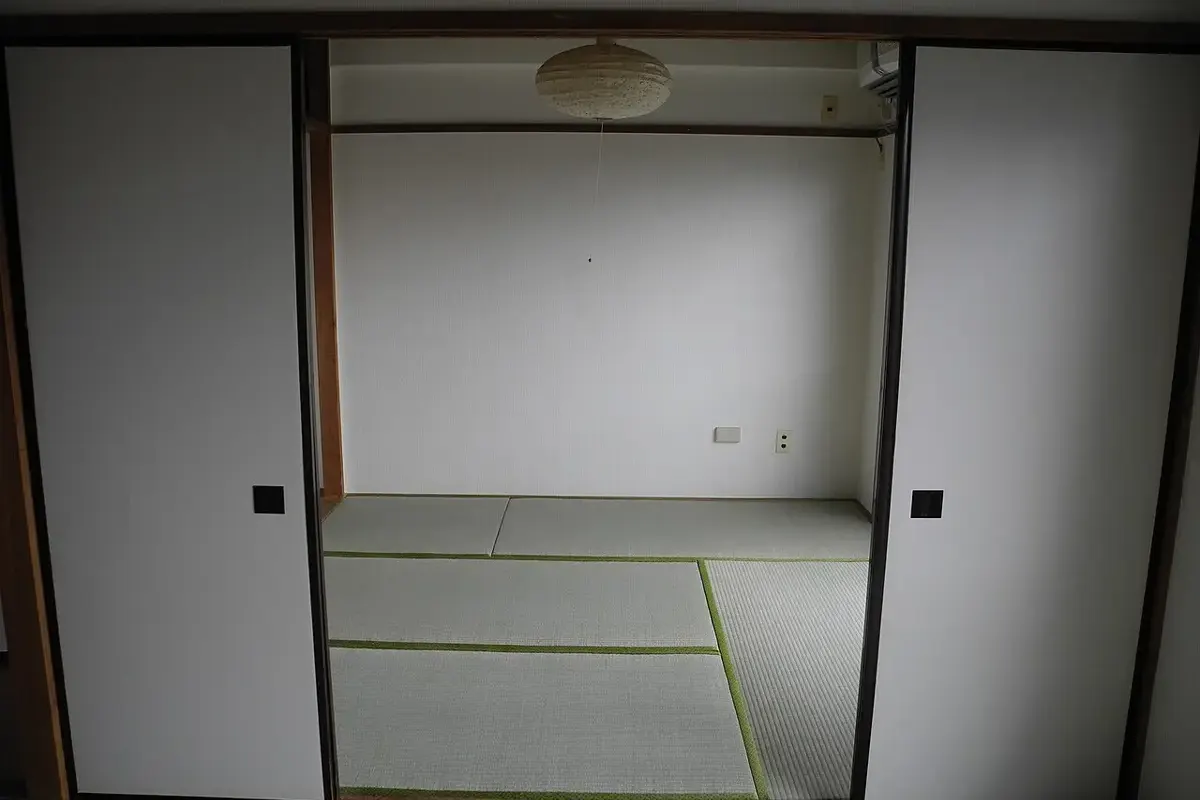 押し入れのある空室の和室