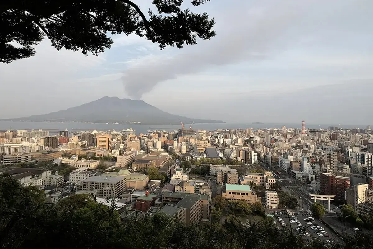 鹿児島市の住宅街と桜島