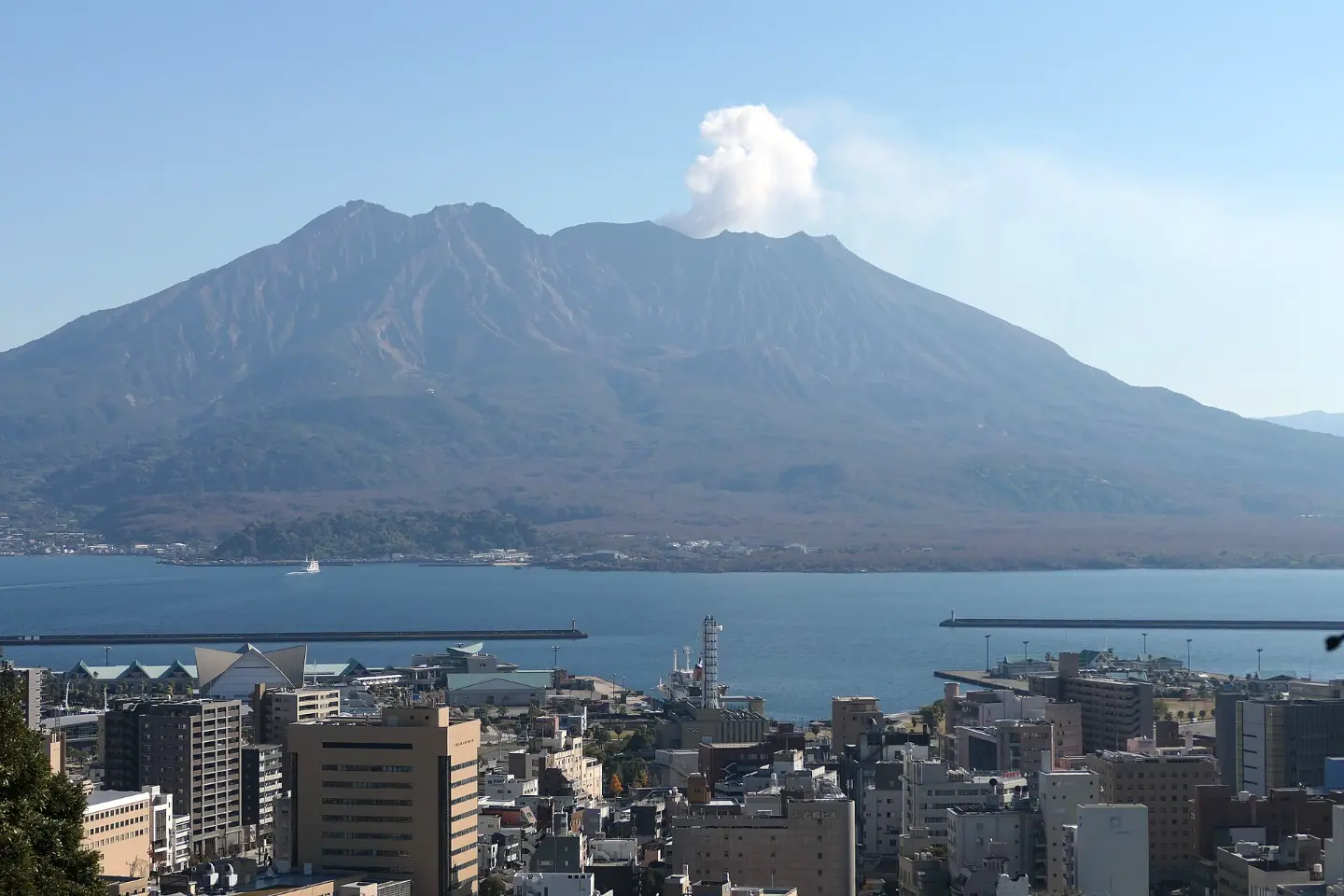 城山展望台から望む桜島、錦江湾と鹿児島市の街並み