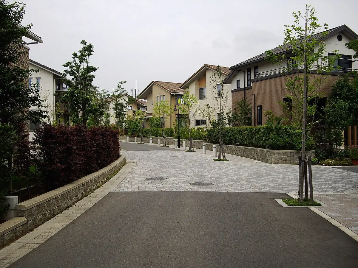 戸建て住宅が並ぶ住宅街の道